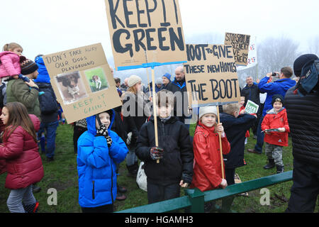 Rochdale, Lancashire, UK. 7. Januar 2017. Kinder verbinden Protest gegen die Pläne für den Bau Häuser am Grüngürtel in Bamford, Rochdale, 7. Januar 2017 © Barbara Koch/Alamy Live-Nachrichten Stockfoto