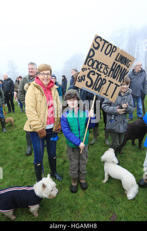 Rochdale, Lancashire, UK. 7. Januar 2017. Ein Jugendlicher mit einem Plakat, das liest "Stop Futter Taschen, Hupen zu sagen stoppen", Bamford, Rochdale, 7. Januar 2017 © Barbara Koch/Alamy Live-Nachrichten Stockfoto