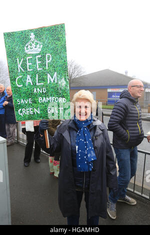 Rochdale, Lancashire, UK. 7. Januar 2017. Ein Mitglied des Ausschusses eingerichtet, um gegen die Pläne für Häuser organisieren auf Grüngürtel gebaut hält ein Plakat der lautet "Keep calm and Bamford Grüngürtel zu retten", Bamford, Rochdale, 7. Januar 2017 © Barbara Koch/Alamy Live-Nachrichten Stockfoto
