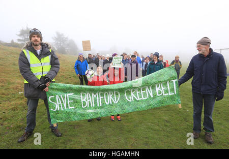 Rochdale, Lancashire, UK. 7. Januar 2017. Demonstranten hinter ein Banner der "sparen Bamford Green Belt", Bamford, Rochdale, 7. Januar 2017 © Barbara Koch/Alamy liest Live-Nachrichten Stockfoto