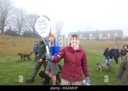 Rochdale, Lancashire, UK. 7. Januar 2017. Eine Frau hält einen Tennisschläger mit den Worten "Hände von unserem Tennisclub" drauf, Bamford, Rochdale, 7. Januar 2017 © Barbara Koch/Alamy Live News Stockfoto