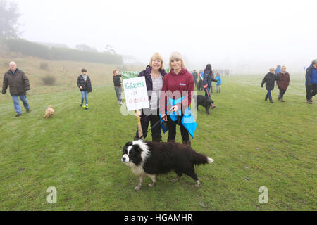 Rochdale, Lancashire, UK. 7. Januar 2017. Wanderer mit einem Plakat, in dem es heißt "nicht Gier grüne" Hund, Bamford, Rochdale, 7. Januar 2017 © Barbara Koch/Alamy Live-Nachrichten Stockfoto