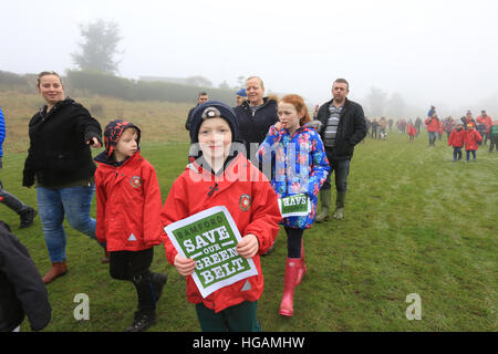 Rochdale, Lancashire, UK. 7. Januar 2017. Eine junge Familie beitreten Demonstranten, Grüngürtel Land, Bamford, Rochdale, 7. Januar 2017 sparen © Barbara Koch/Alamy Live News Stockfoto