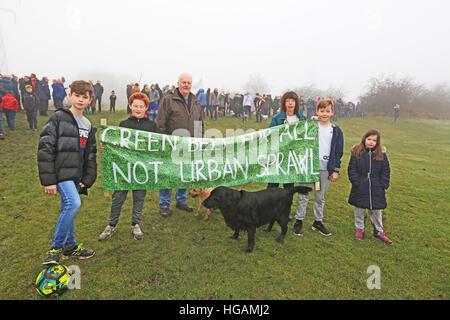 Rochdale, Lancashire, UK. 7. Januar 2017. Eine Gruppe stand mit einem Banner, das "Grüne Band für alle nicht Urban Sprawl", liest Bamford, Rochdale, 7. Januar 2017 © Barbara Koch/Alamy Live-Nachrichten Stockfoto