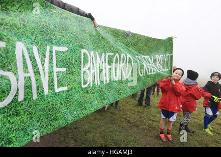 Rochdale, Lancashire, UK. 7. Januar 2017. Ein Junge hält einen Banner speichern Bamford Green Belt, Bamford, liest Rochdale, 7. Januar 2017 © Barbara Koch/Alamy Live News Stockfoto