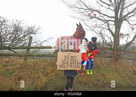 Rochdale, Lancashire, UK. 7. Januar 2017. Kinder stand neben einem Pferd in einem Feld halten Plakate, Grüngürtel, Bamford, Rochdale, 7. Januar 2017 zu speichern © Barbara Koch/Alamy Live News Stockfoto