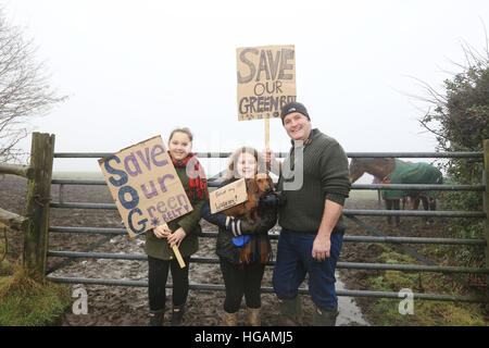 Rochdale, Lancashire, UK. 7. Januar 2017. Demonstranten standen vor einem Feld mit Plakaten, die'speichern unsere Green Belt", gelesen Bamford, Rochdale, 7. Januar 2017 © Barbara Koch/Alamy Live-Nachrichten Stockfoto