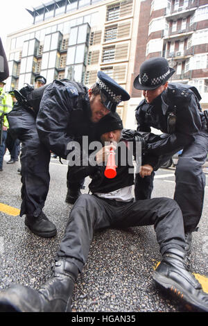 Harrods, Knightsbridge, London, UK. 7. Januar 2017. Kellner Tipps protest außerhalb Harrods in Knightsbridge, Stockfoto