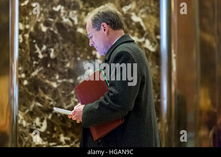 New York, uns. 5. Januar 2017. Ehemaliger US-amerikanischer Jurist Jack Kingston (Republikanische of Georgia) wird bei seiner Ankunft in der Lobby des Trump Tower in New York (USA) am 5. Januar 2017 gesehen. -KEIN Draht-SERVICE - Foto: Albin Lohr-Jones/Consolidated/Dpa/Alamy Live News Stockfoto