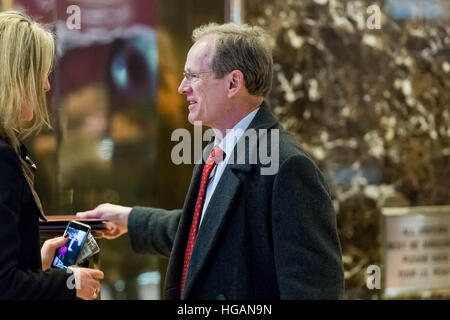 New York, uns. 5. Januar 2017. Ehemaliger US-amerikanischer Jurist Jack Kingston (Republikanische of Georgia) wird bei seiner Ankunft in der Lobby des Trump Tower in New York (USA) am 5. Januar 2017 gesehen. -KEIN Draht-SERVICE - Foto: Albin Lohr-Jones/Consolidated/Dpa/Alamy Live News Stockfoto