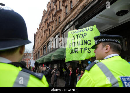 London, UK. 7. Januar 2017. Harrods Personal protestieren über Tipps wird einbehalten.  © Claire Doherty/Alamy Live News Stockfoto