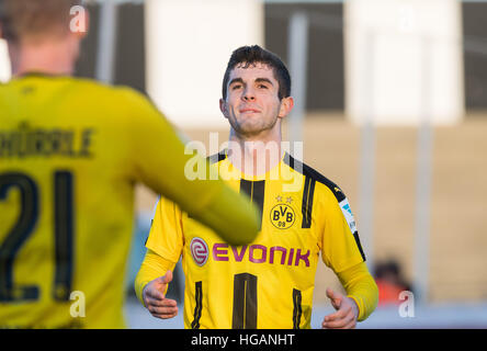 Dortmunder Christian Pulisic (r) feiert sein Tor mit 4:1 mit der Dortmunder Andre Schuerrle während der Fußball-freundlich zwischen Borussia Dortmund und dem PSV Eindhoven in La Linea De La Concepcion, Spanien, 7. Januar 2017. Foto: Guido Kirchner/dpa Stockfoto