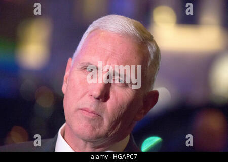 New York, uns. 6. Januar 2017. Vereinigten Staaten Vice Präsident elect Mike Pence, spricht für Mitglieder der Medien in Bezug auf die Tragödie in Fort Lauderdale von der Vorderseite des Trump Tower in New York City auf Freitag, 6. Januar 2017. Bildnachweis: John Taggart/Pool über CNP - NO-Draht-SERVICE - Foto: John Taggart/Consolidated News Fotos/John Taggart - Pool über CNP/Dpa/Alamy Live News Stockfoto