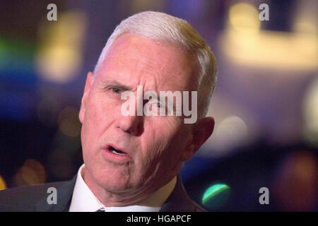 New York, uns. 6. Januar 2017. Vereinigten Staaten Vice Präsident elect Mike Pence, spricht für Mitglieder der Medien in Bezug auf die Tragödie in Fort Lauderdale von der Vorderseite des Trump Tower in New York City auf Freitag, 6. Januar 2017. Bildnachweis: John Taggart/Pool über CNP - NO-Draht-SERVICE - Foto: John Taggart/Consolidated News Fotos/John Taggart - Pool über CNP/Dpa/Alamy Live News Stockfoto