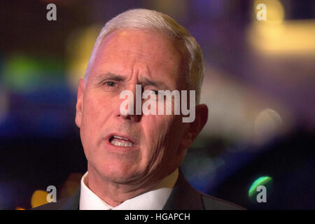 New York, uns. 6. Januar 2017. Vereinigten Staaten Vice Präsident elect Mike Pence, spricht für Mitglieder der Medien in Bezug auf die Tragödie in Fort Lauderdale von der Vorderseite des Trump Tower in New York City auf Freitag, 6. Januar 2017. Bildnachweis: John Taggart/Pool über CNP - NO-Draht-SERVICE - Foto: John Taggart/Consolidated News Fotos/John Taggart - Pool über CNP/Dpa/Alamy Live News Stockfoto