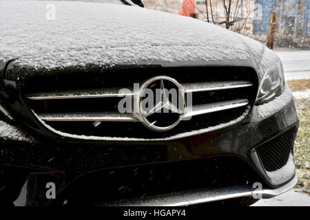 Autos im Schnee auf einer kalten und schneereichen Tag Stockfoto