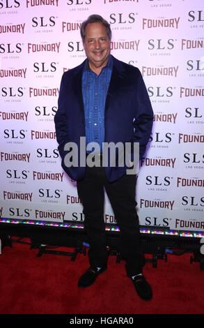 Las Vegas, NV, USA. 6. Januar 2017. Jon Lovitz im Ankunftsbereich für REUNITED Residency bei THE FOUNDRY, SLS Las Vegas, Las Vegas, NV 6. Januar 2017. © MORA/Everett Collection/Alamy Live-Nachrichten Stockfoto