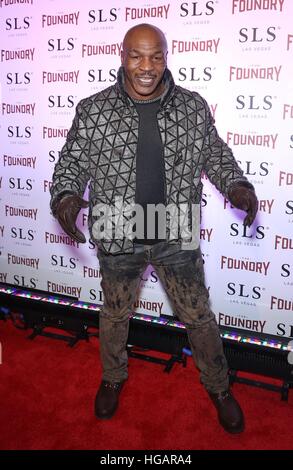Las Vegas, NV, USA. 6. Januar 2017. Mike Tyson im Ankunftsbereich für REUNITED Residency bei THE FOUNDRY, SLS Las Vegas, Las Vegas, NV 6. Januar 2017. © MORA/Everett Collection/Alamy Live-Nachrichten Stockfoto