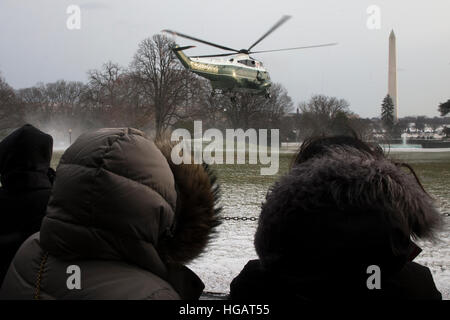 Washington, DC, USA. 7. Januar 2017. Marine One, mit US-Präsident Barack Obama an Bord, hebt die South Lawn des weißen Hauses in Washington, DC, USA, 7. Januar 2017. Präsident Obama fährt im Weißen Haus für einen abendlichen Ausflug nach Florida um eine Hochzeit zu besuchen. © MediaPunch Inc/Alamy Live-Nachrichten Stockfoto