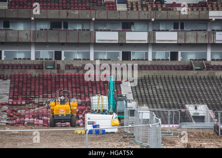 London, UK. 7. Januar 2017. Abbrucharbeiten weiter bei West Ham United ehemaligen Boleyn Ground Stadium in Vorbereitung auf die Entwicklung von Upton Gärten. Die Osttribüne wurde bereits abgerissen. Bildnachweis: Mark Kerrison/Alamy Live-Nachrichten Stockfoto