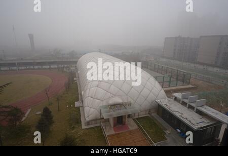 Peking, China. 4. Januar 2017. Foto aufgenommen am 4. Januar 2017 zeigt die speziell gebaute Kuppel für sportliche Aktivitäten auf dem Campus Yuxing Huaxing Grundschule in Shijiazhuang, Hauptstadt der Provinz Hebei Nordchinas. Die Kuppel, die unter Druck steht, hat eingebaute Filtersysteme, die Luftverschmutzung zu verhindern. © Wang Xiao/Xinhua/Alamy Live-Nachrichten Stockfoto