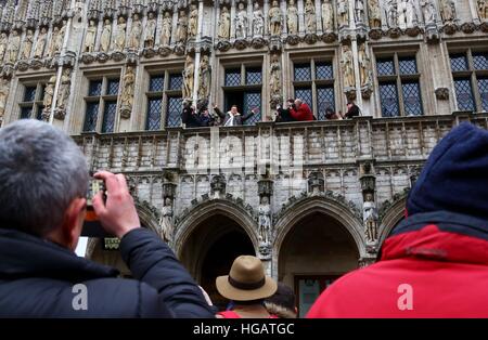 Brüssel, Belgien. 7. Januar 2017. Ein Mann cosplayed als Tim und Struppi Wellen für die Fans von "The Adventures of Tintin' auf dem Balkon des Rathauses in Brüssel, 7. Januar 2017. Eine Comic-Figur-Show von "die Abenteuer des Tintin' fand am Samstag in Brüssel statt. "Die Abenteuer des Tintin' Comics erzählen Geschichten von jungen belgischen Reporter und Explorer. Sie wurden in Dutzende von Sprachen übersetzt und angepasst für Radio, Fernsehen, Theater und Film. © Gong Bing/Xinhua/Alamy Live-Nachrichten Stockfoto