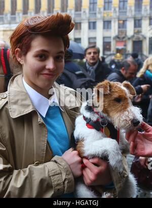 Brüssel, Belgien. 7. Januar 2017. Ein Fan von "The Adventures of Tintin' die Show in der Grand Place von Brüssel, 7. Januar 2017 kommt. Eine Comic-Figur-Show von "die Abenteuer des Tintin' fand am Samstag in Brüssel statt. "Die Abenteuer des Tintin' Comics erzählen Geschichten von jungen belgischen Reporter und Explorer. Sie wurden in Dutzende von Sprachen übersetzt und angepasst für Radio, Fernsehen, Theater und Film. © Gong Bing/Xinhua/Alamy Live-Nachrichten Stockfoto