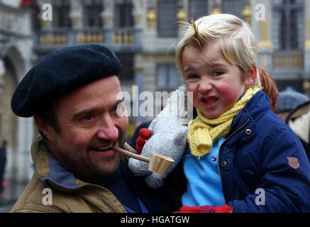 Brüssel, Belgien. 7. Januar 2017. Ein junger Fan von "The Adventures of Tintin' die Show in der Grand Place von Brüssel, 7. Januar 2017 kommt. Eine Comic-Figur-Show von "die Abenteuer des Tintin' fand am Samstag in Brüssel statt. "Die Abenteuer des Tintin' Comics erzählen Geschichten von jungen belgischen Reporter und Explorer. Sie wurden in Dutzende von Sprachen übersetzt und angepasst für Radio, Fernsehen, Theater und Film. © Gong Bing/Xinhua/Alamy Live-Nachrichten Stockfoto