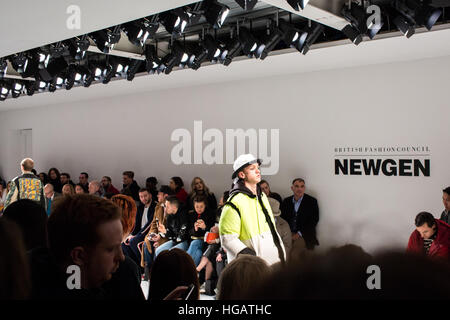 London, Vereinigtes Königreich. 6. Januar 2017. Modelle vorhanden Designer Liam Hodges Herbst/Winter 2017 Sammlung bei der London Fashion Woche Männer Modenschau. Kathy Li/Alamy Live-Nachrichten Stockfoto