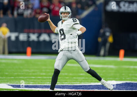 Houston, Texas, USA. 7. Januar 2017. Oakland Raiders quarterback Connor Koch (8) Pässe im 4. Quartal eines NFL Wildcard Playoff-Spiel zwischen den Houston Texans und die Oakland Raiders NRG-Stadion in Houston, TX am 7. Januar 2017. Die Texaner gewannen 27-14. © Trask Smith/ZUMA Draht/Alamy Live-Nachrichten Stockfoto