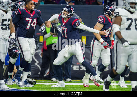 Houston, Texas, USA. 7. Januar 2017. Houston Texans Quarterback Brock Osweiler (17) feiert seine Landung im 4. Quartal eines NFL Wildcard Playoff-Spiel zwischen den Houston Texans und die Oakland Raiders NRG-Stadion in Houston, TX am 7. Januar 2017. Die Texaner gewannen 27-14. © Trask Smith/ZUMA Draht/Alamy Live-Nachrichten Stockfoto