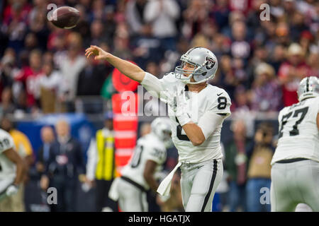 Houston, Texas, USA. 7. Januar 2017. Oakland Raiders quarterback Connor Koch (8) Pässe im 1. Quartal ein NFL Wildcard Playoff-Spiel zwischen den Houston Texans und die Oakland Raiders NRG-Stadion in Houston, TX am 7. Januar 2017. Die Texaner gewannen 27-14. © Trask Smith/ZUMA Draht/Alamy Live-Nachrichten Stockfoto