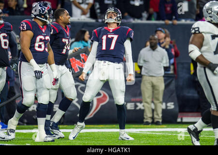 Houston, Texas, USA. 7. Januar 2017. Houston Texans Quarterback Brock Osweiler (17) feiert seine Landung im 4. Quartal eines NFL Wildcard Playoff-Spiel zwischen den Houston Texans und die Oakland Raiders NRG-Stadion in Houston, TX am 7. Januar 2017. Die Texaner gewannen 27-14. © Trask Smith/ZUMA Draht/Alamy Live-Nachrichten Stockfoto