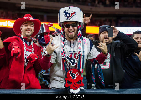 Houston, Texas, USA. 7. Januar 2017. Houston Texans-Fans feiern den Sieg im 4. Quartal eines NFL Wildcard Playoff-Spiel zwischen den Houston Texans und die Oakland Raiders NRG-Stadion in Houston, TX am 7. Januar 2017. Die Texaner gewannen 27-14. © Trask Smith/ZUMA Draht/Alamy Live-Nachrichten Stockfoto