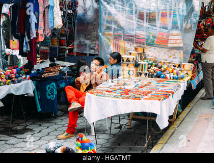 Traditionelle Straßenmarkt in Otovalo, Ecuador, voll von Textilien, Obst und Gemüse, Gewürze, Schmuck und indigenen Schnitzereien Stockfoto