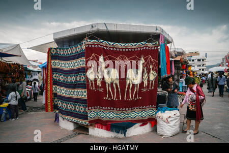 Traditionelle Straße Markt in Otovalo, Ecuador, voll von Textilien, Obst und Gemüse, Gewürze, jewerly und indigenen Schnitzereien Stockfoto