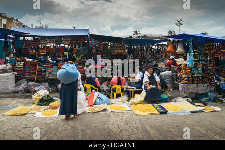 Traditionelle Straßenmarkt in Otovalo, Ecuador, voll von Textilien, Obst und Gemüse, Gewürze, Schmuck und indigenen Schnitzereien Stockfoto