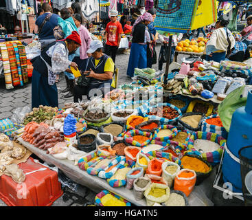 Traditionelle Straßenmarkt in Otovalo, Ecuador, voll von Textilien, Obst und Gemüse, Gewürze, Schmuck und indigenen Schnitzereien Stockfoto