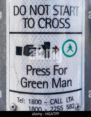 Singapur Fußgängerüberweg Verordnung: Drücken Sie die Taste für Grüner Mann Stockfoto