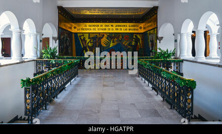 Wandbild der Entdeckung des Amazonas von Oswaldo Guayasamin Zentraltreppe des Palacio de Carondelet (Präsidentenpalast) / Quito, Stockfoto