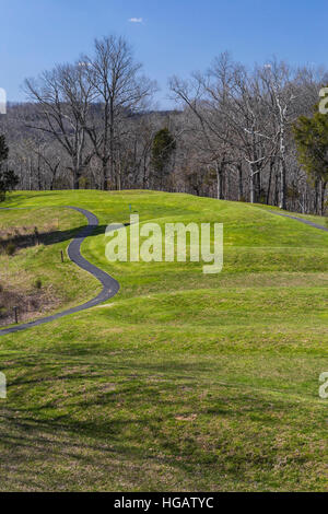 Die große Serpent Mound nebeneinander stehenden etwa ¼ Meile über die Landschaft bei Serpent Mound State Memorial im Adams County, Ohio, USA Stockfoto