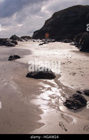 Ein Strand in Kynance Cove auf der Lizard Halbinsel in Cornwall, UK, Blick von der South West Coastal Path. Stockfoto