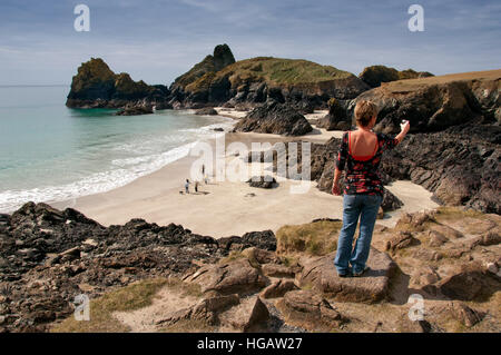Ein Strand in Kynance Cove auf der Lizard Halbinsel in Cornwall, UK, Blick von der South West Coastal Path. Stockfoto