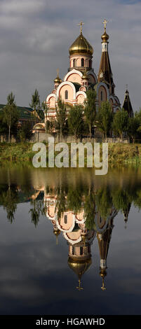 Vertikales Panorama der Kirche der Erhöhung des Heiligen Kreuzes in Almaty Kasachstan bei Sonnenaufgang Stockfoto