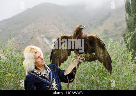 Professionelle Trainer halten Steinadler a. Raptor Center in Bergen von Alma Arasan Schlucht Almaty Kasachstan Stockfoto