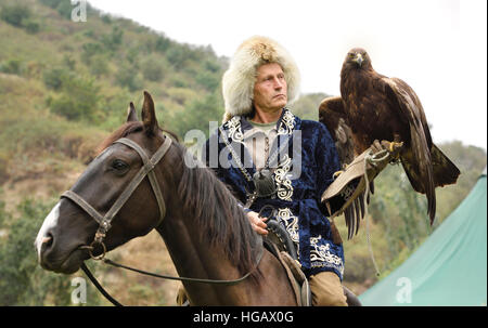 Vogel-Trainer auf dem Pferderücken und Steinadler bei a. Raptor Center Almaty Kasachstan Stockfoto