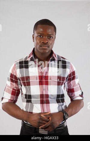 Schöner schwarzer Mann suchen nachdenklich Stockfoto