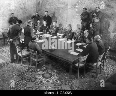 WW2 DEUTSCHE KAPITULATION 7. MAI 1945. Im Namen des deutschen Oberkommandos General Alfred Jodl bereitet sich auf die bedingungslose Kapitulation unterschreiben bei Alliierten HQ, 12 Rue Franklin Roosevelt, Rheims. Siehe Beschreibung unten. Stockfoto