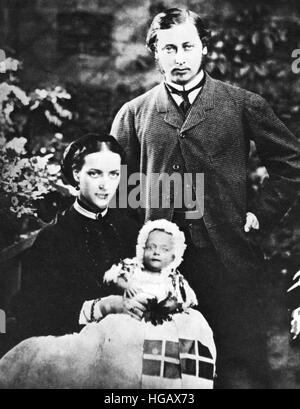 EDWARD VII als Prince Of Wales und seine Frau Prinzessin Alexandra im Januar 1864 mit ihrem ersten Kind Albert Victor, später Prinz Albert Victor Herzog von Clarence. Stockfoto