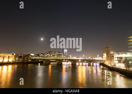 Londons Fluss Wolkenkratzer bei Mondschein Stockfoto